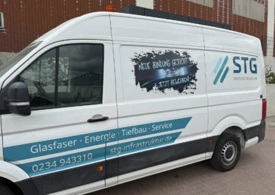 Glasfaser, Energie, Tiefbau, Service - STG Infrastruktur Fahrzeugwerbung, Innovation und zuverlässiger Technologiedienstleister.