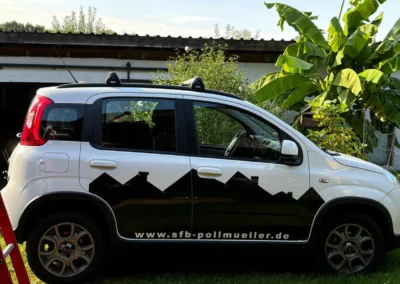 Markenauto mit Mountain-Design, Werbung für SFB Pollmueller, sig. Optima, nachhaltige Mobilität, Firmenfahrzeug.